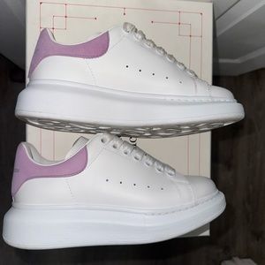 Alexander McQueen
Oversized Leather Sneakers